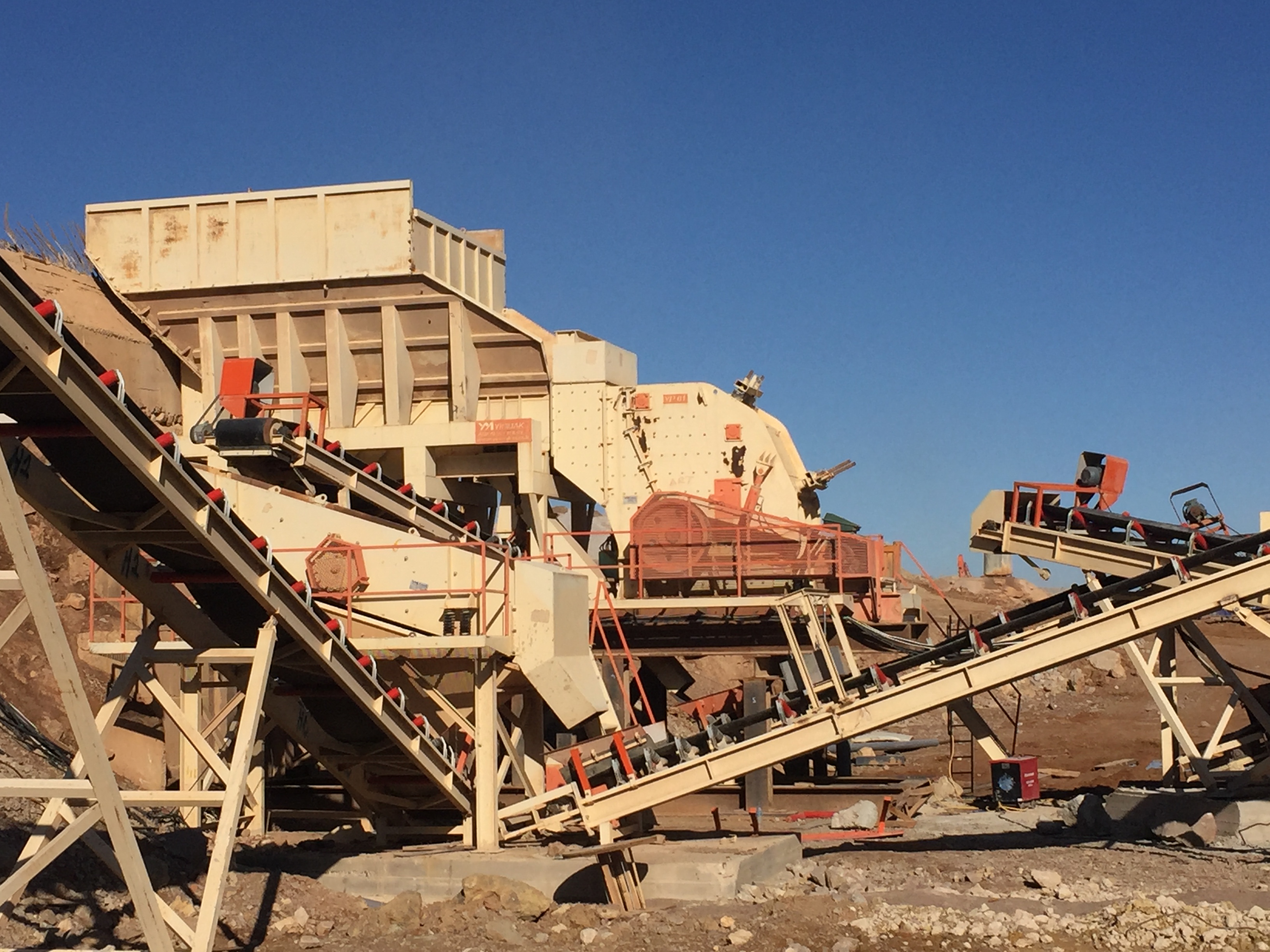 CEZAYİR SABİT KIRMA ELEME TESİSİ Kapasite 300 - 350 Ton - Saat 10