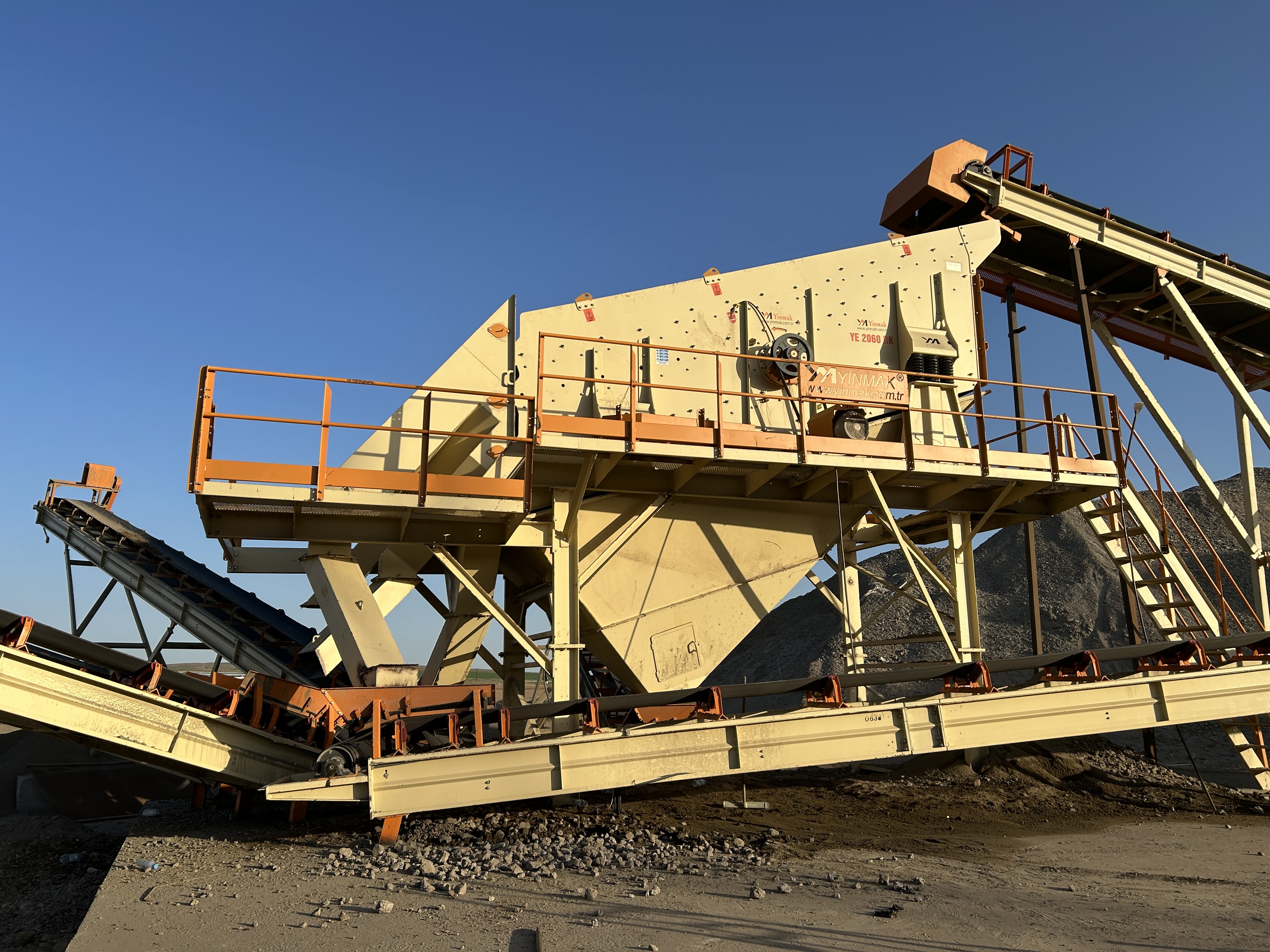 TÜRKİYE SABİT KIRMA ELEME TESİSİ Kapasite 200 - 250 Ton - Saat 4